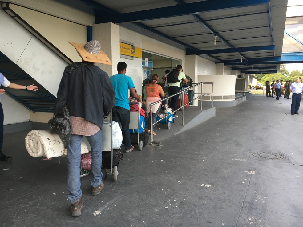 Imigrantes venezuelanos foram levados em ônibus até o Aeroporto Internacional de Boa Vista, onde embarcaram com destino a São Paulo (Foto: Emily Costa/G1 RR)