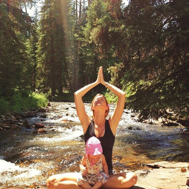 GIF - Como praticar yoga, segundo as modelos no Instagram (Foto: Reprodução/Instagram)