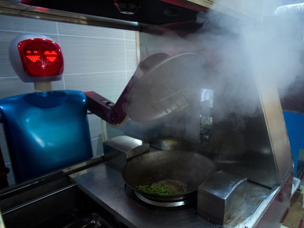 Robôs até prepararam pratos no restaurante (Foto: AFP)