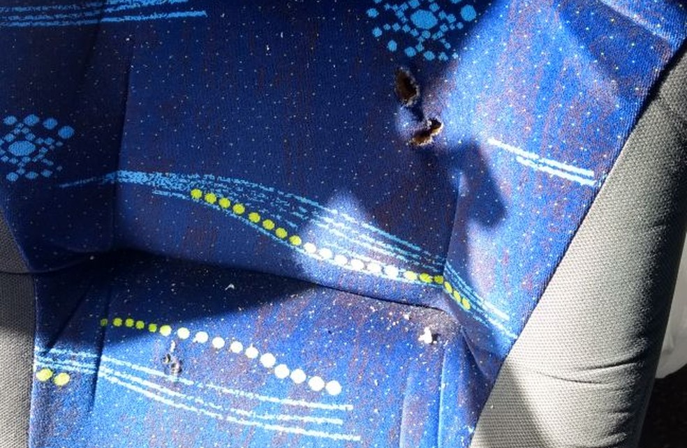 Imagem mostra balas em banco de ônibus assaltado na BR-040 (Foto: PRF/Divulgação)