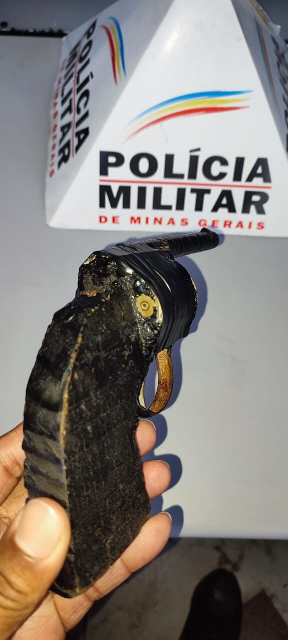 Réplica de arma apreendida com 3 menores de idade em Uberlândia — Foto: Polícia Militar/Divulgação