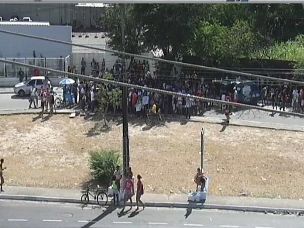 Manifestação teve concentração a cerca de três quilômetros do Castelão (Foto: TV Verdes Mares/Reprodução)