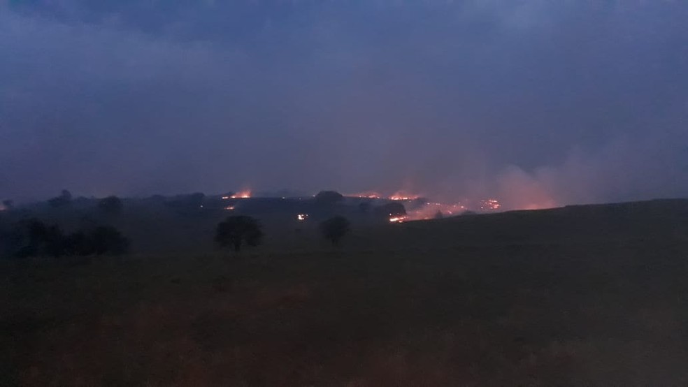Fumaça do incêndio tirou a visibilidade dos motoristas na rodovia — Foto: Compdec
