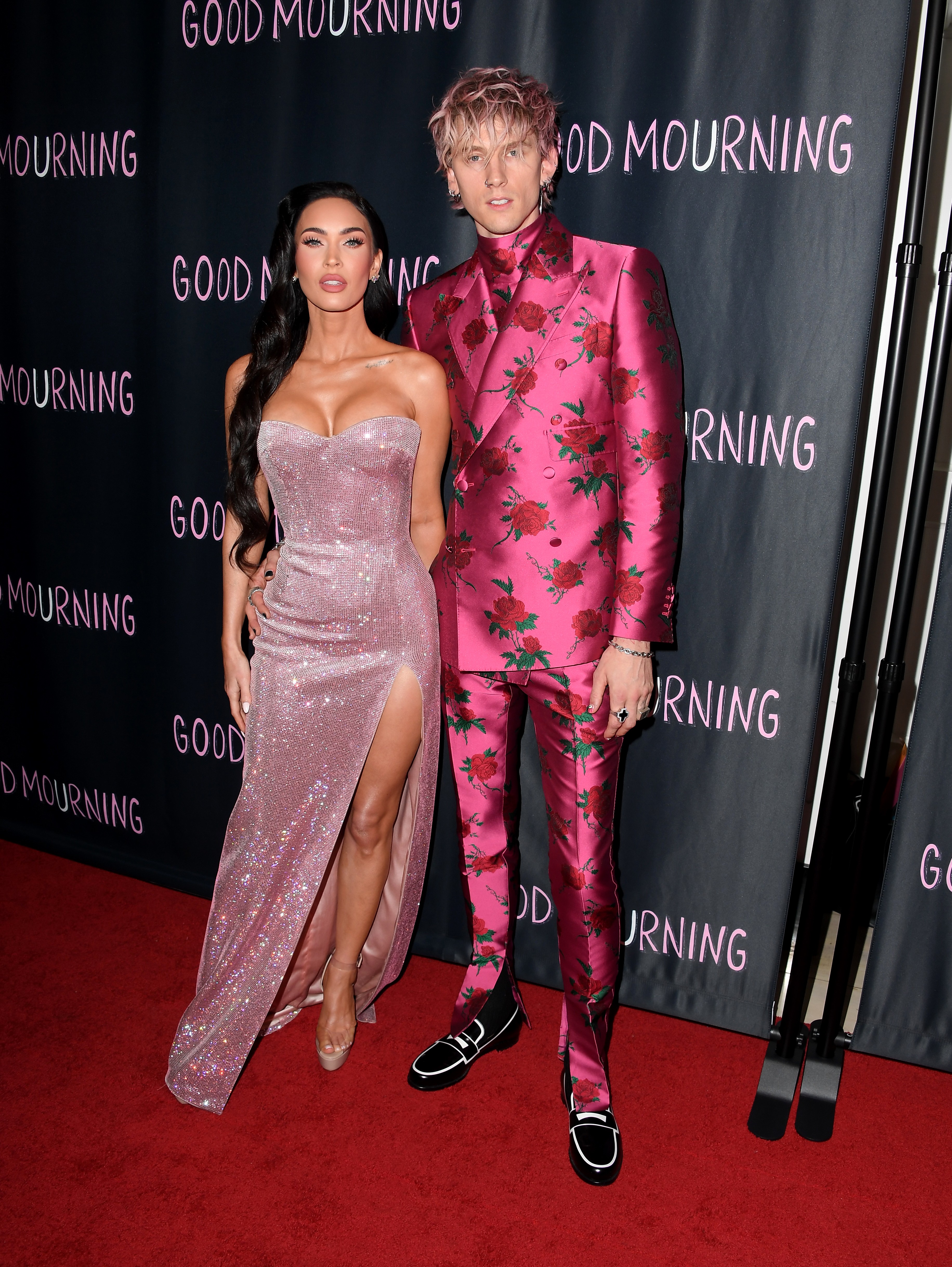 Megan Fox and her fiance, Machine Gun Kelly, at the premiere of Good Mourning (2022), a film directed by the musician (Photo: Getty Images)
