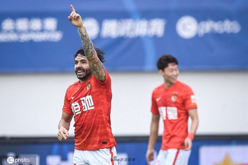Ricardo Goulart marcou três gols na partida do Guangzhou Evergrande — Foto: Sina Sports