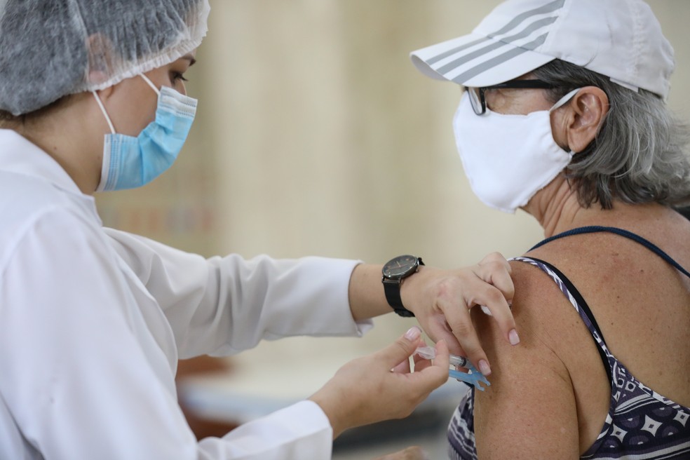 São Luís inicia aplicação da quarta dose da vacina contra a Covid-19 em pessoas a partir de 50 anos — Foto: PBH / Divulgação
