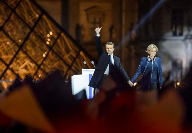 Macron comemora vitória nas eleições da França ao lado de sua esposa, Brigitte Trogneux, em frente ao Louvre (Foto: EFE/EPA/CHRISTOPHE PETIT )