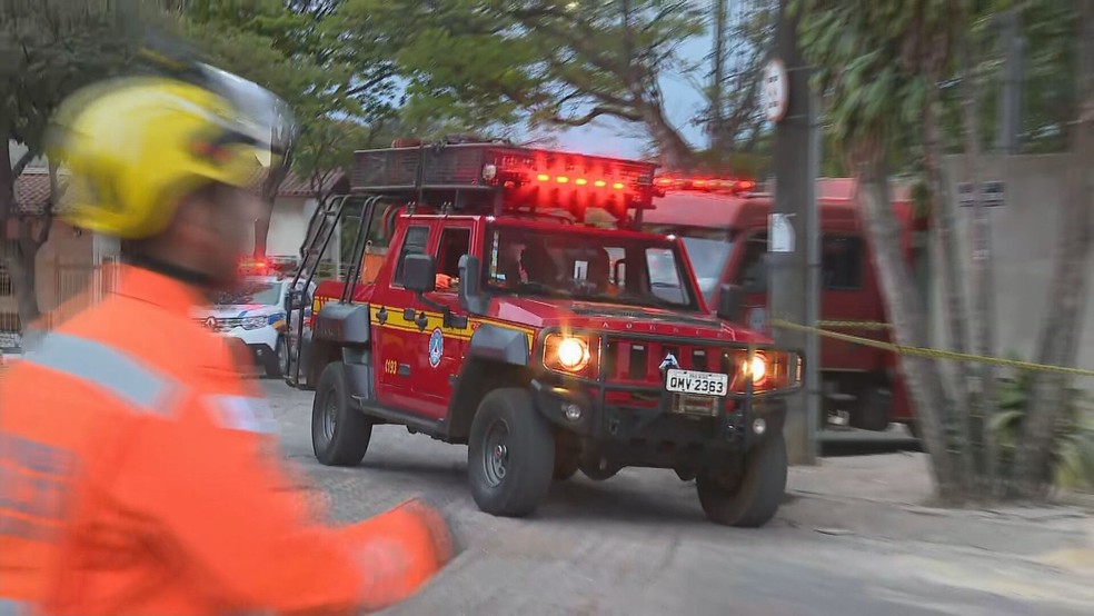 Viaturas do Corpo de Bombeiros estão no local — Foto: TV Globo