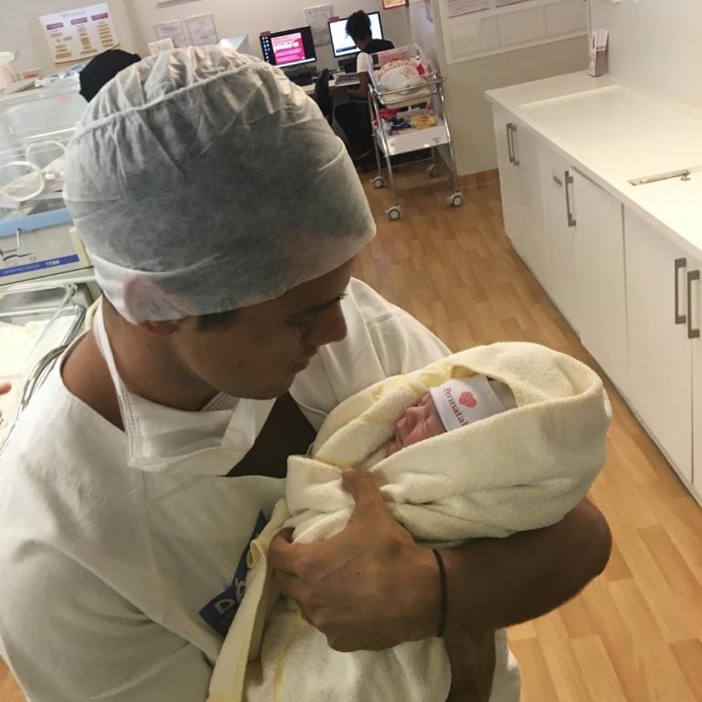 Beto Simas mostra orgulhoso o neto no colo de Felipe Simas (Foto: Reprodução/Instagram)