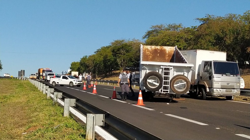 Caçamba se desconectou de caminhão-trator e prejudicou trânsito na Rodovia Raposo Tavares, em Presidente Prudente, na tarde desta quarta-feira (21) — Foto: Paula Sieplin/TV Fronteira