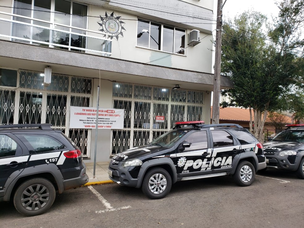 Travesti foi encaminhada pela Brigada Militar até a delegacia da Polícia Civil em Erechim — Foto: Júlia Dotto/RBS TV