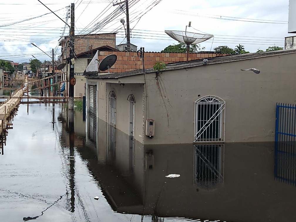 Casa atingida pela cheia em Manacapuru — Foto: Paulo Frazão/Rede Amazônica