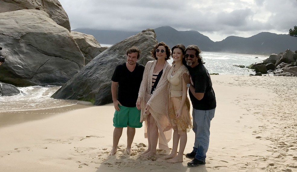 Da esquerda para a direita, o diretor Felipe Louzada, as atrizes Marisa Orth e Vitória Strada, e o diretor geral Adriano Melo posam durante o intervalo das gravações (Foto: Gshow)
