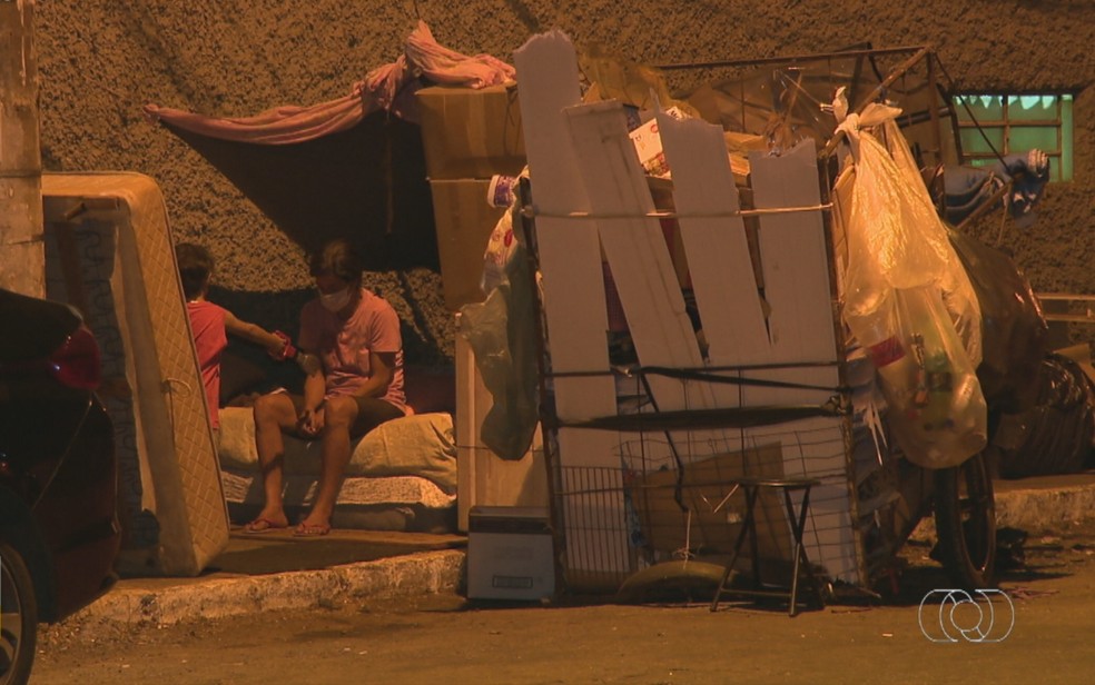 Família é despejada e passa a morar em calçada de Goiânia — Foto: Reprodução/TV Anhanguera