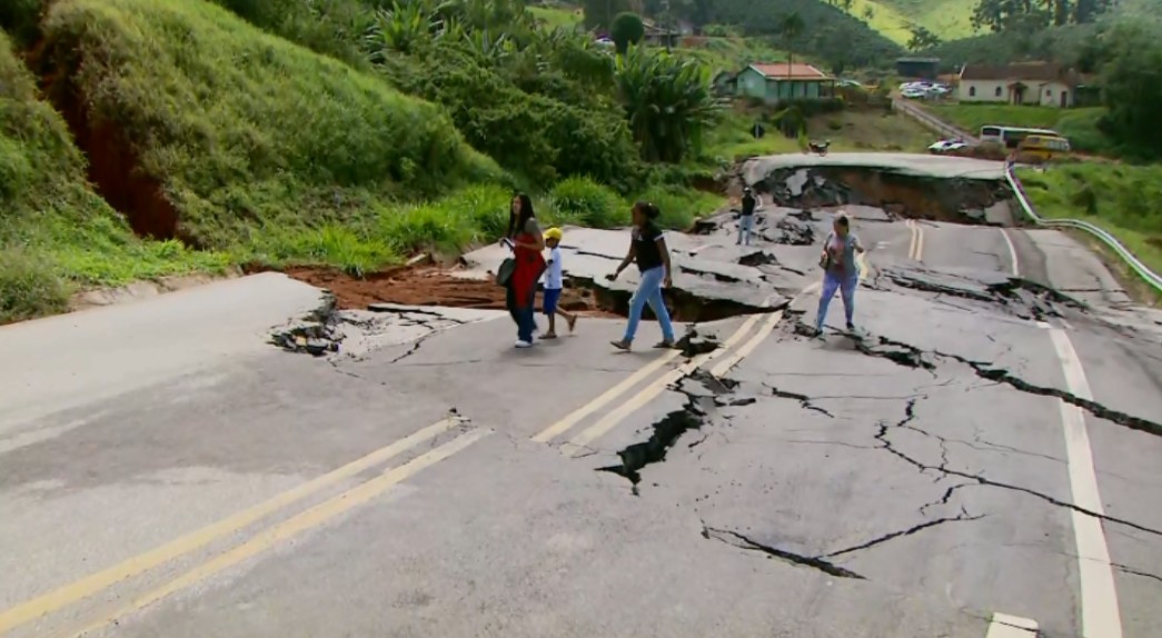 BR-459: Pedestres se arriscam para passar em cratera no trecho interditado da rodovia