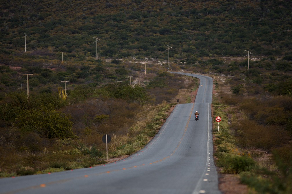 Motos cruzam a estrada que liga Juazeiro, no norte da Bahia, com a comunidade quilombola de Laje dos Negros, na região do Parque Nacional do Boqueirão da Onça — Foto: Marcelo Brandt/G1