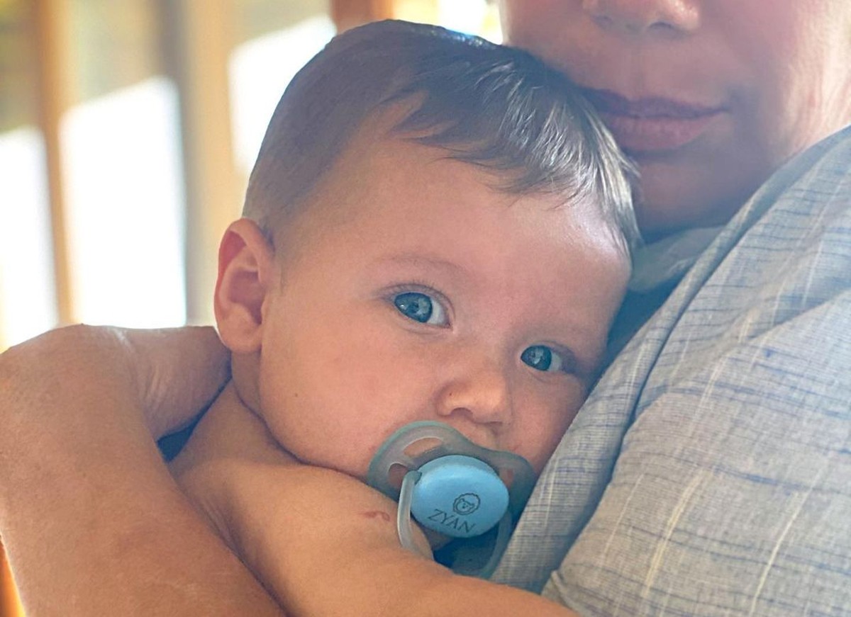 Zyan, filho de Giovanna Ewbank e Bruno Gagliasso, no colo de Déborah Ewbank (Foto: Reprodução / Instagram)