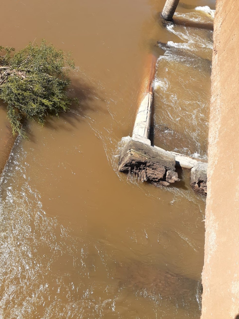 Ponte de Coronel Freitas (SC) é interditada após pilares de concreto caírem em rio — Foto: Divulgação/Prefeitura de Coronel Freitas