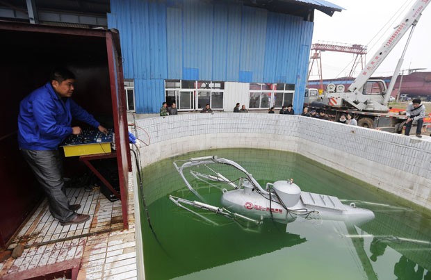 Zhang Wuyi testou seu submarino não-tripulado em uma piscina artificial  (Foto: Reuters)