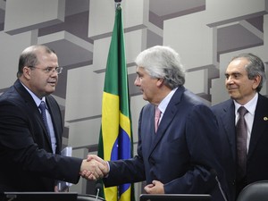 Alexandre Tombini, presidente do BC (esq.), cumprimenta o presidente da CAE, Delcídio Amaral (Foto: Edilson Rodrigues/Agência Senado)