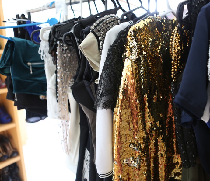 O closet de Anitta é recheado de roupas dos mais diversos estilos (Foto: Pedro Curi / Gshow)