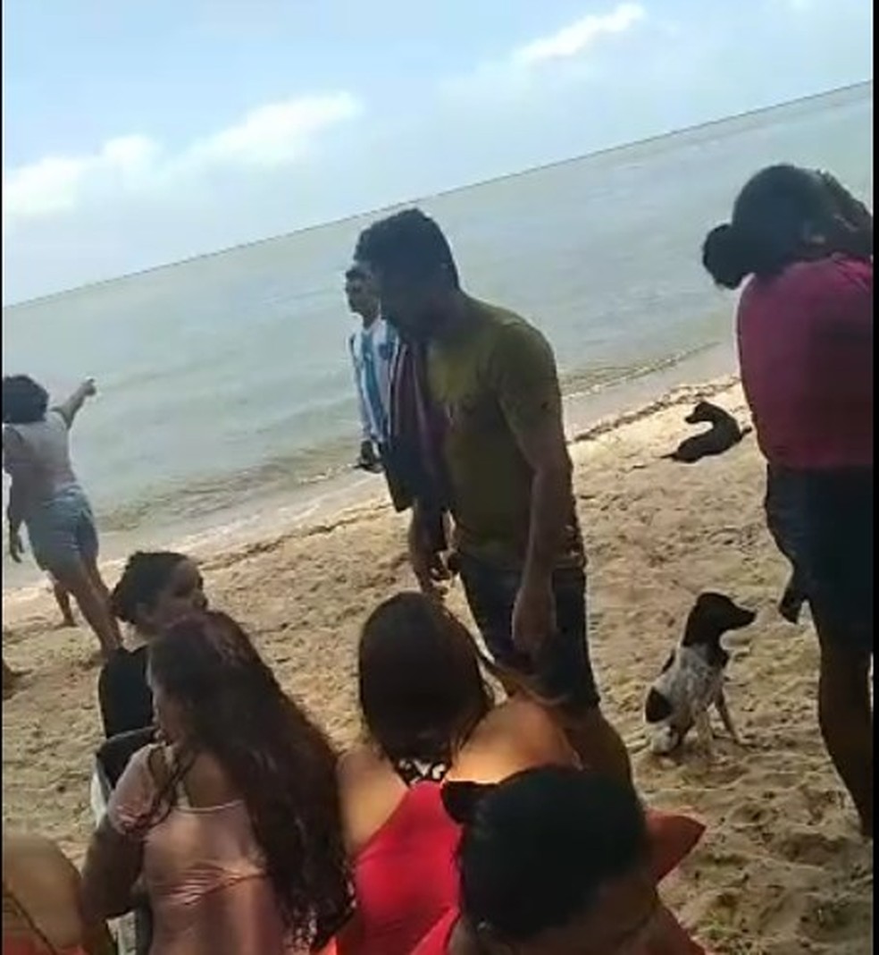 Após naufrágio na região de Belém, praia na Ilha de Cotijuba estava sendo usada para receber resgatados nesta quinta-feira  — Foto: Redes sociais/Reprodução 