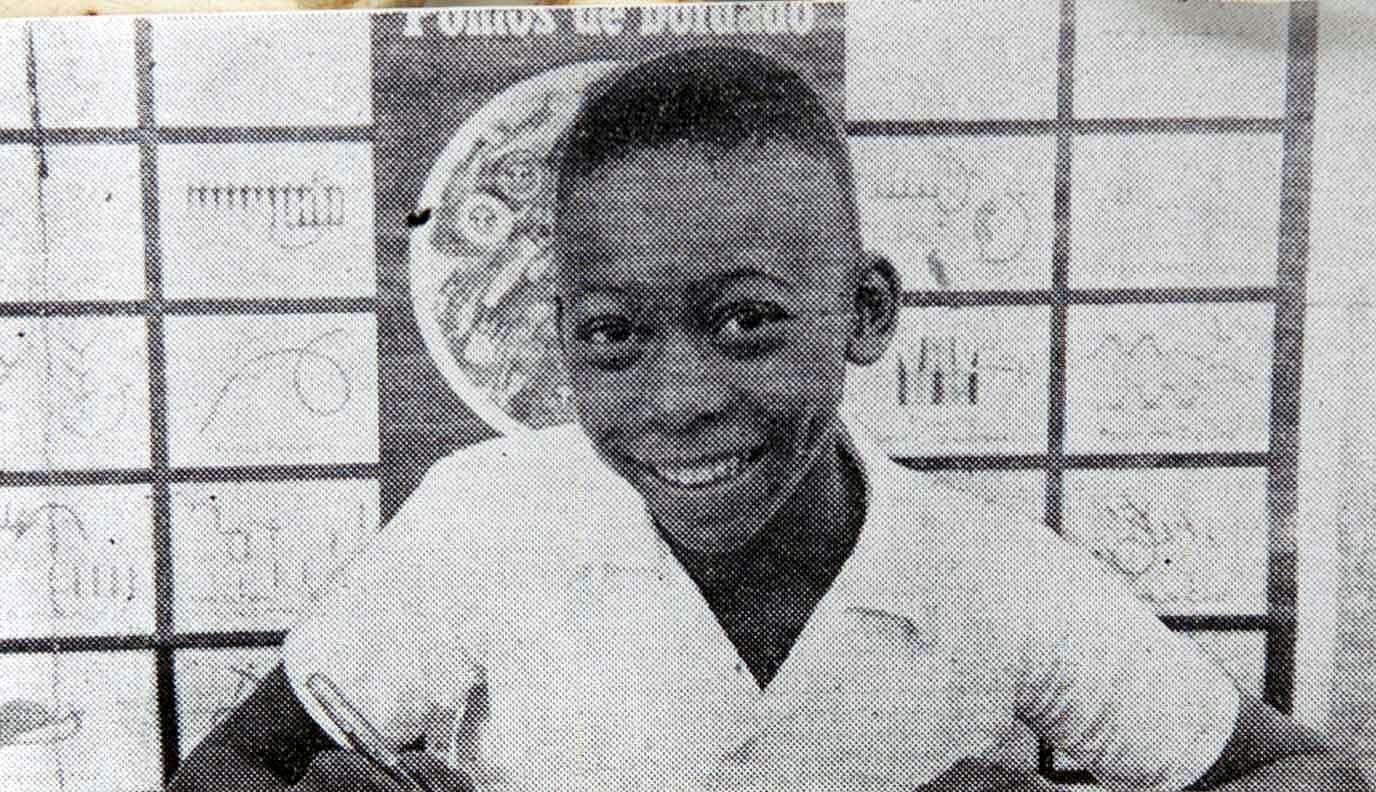 Pelé durante a infância, na escola. — Foto: Reprodução de Sergio Tomisaki