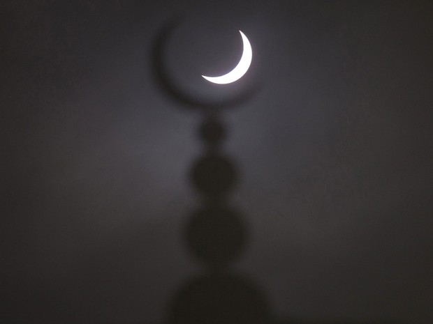 Eclipse parcial é visto junto a símbolo de mesquita em Oxford, na Inglaterra, nesta sexta-feira (20) (Foto: Eddie Keogh/Reuters)