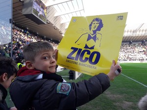Torcedor exibe painel em homenagem a Zico antes de jogo do Udinese (Foto: Reprodução de Twitter)