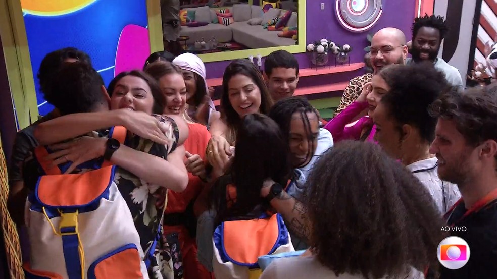 Brothers recebem Larissa e Gustavo, que estavam na Casa de Vidro — Foto: Reprodução/TV Globo