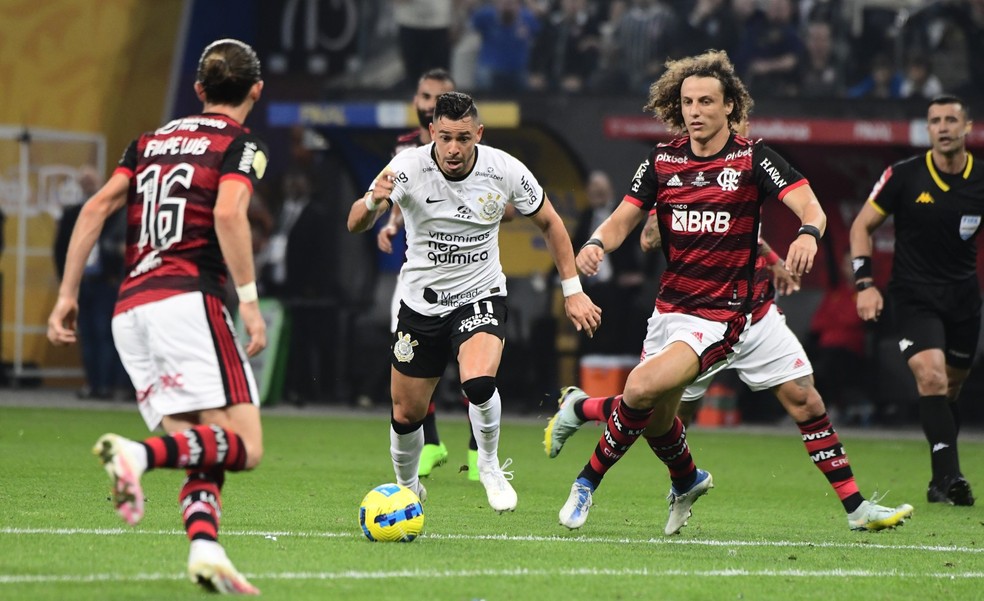 Giuliano teve boa chance em chute de fora da área em Corinthians 0 x 0 Flamengo — Foto: Marcos Ribolli