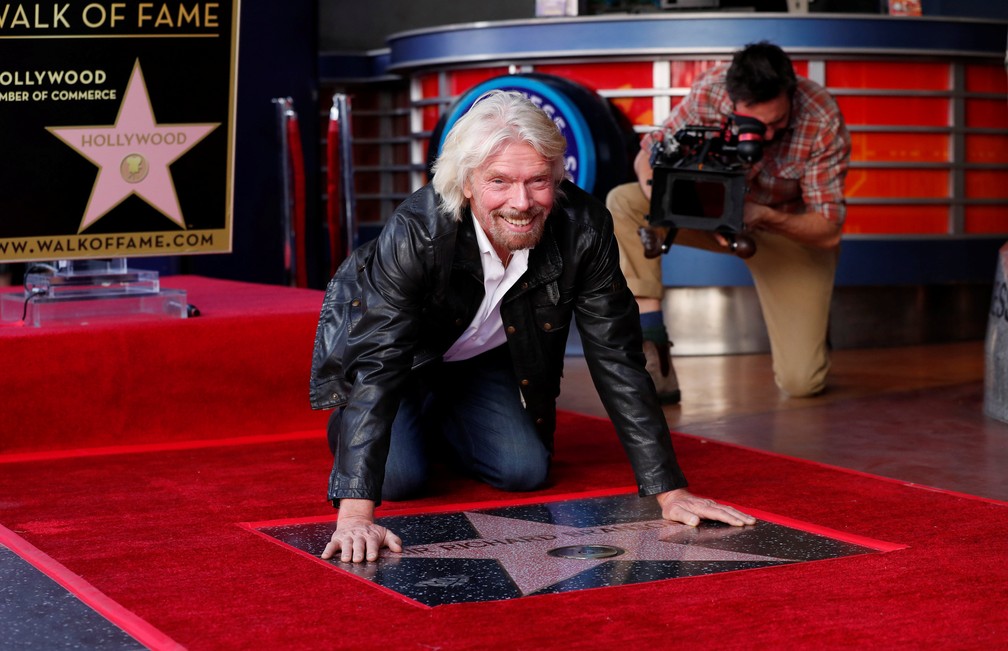Richard Branson posa com sua estrela na Calçada da Fama de Hollywood — Foto: REUTERS/Mario Anzuoni 