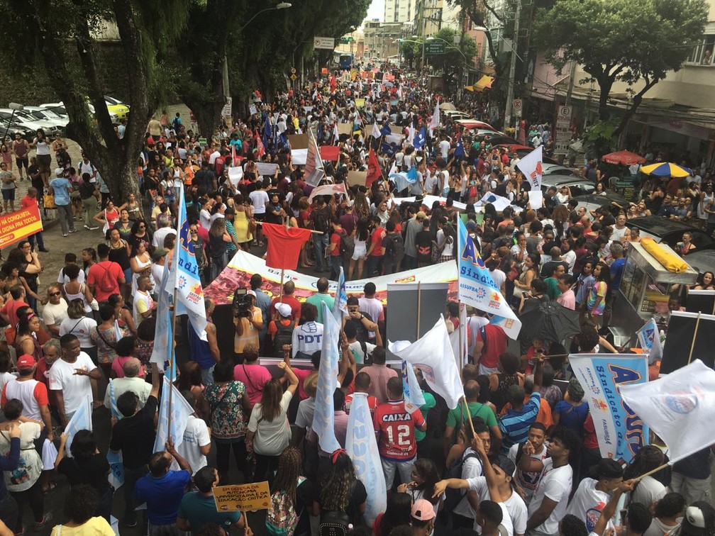 Professores e estudantes protestam em Salvador contra o bloqueio de verbas â€” Foto: Maiana Belo/G1 Bahia