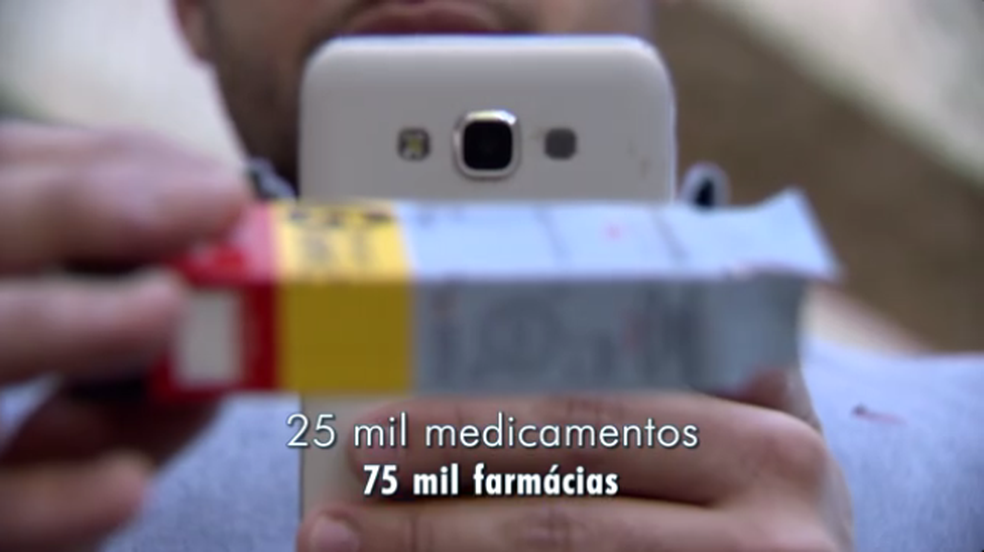 Criador simula utilização de aplicativo no celular (Foto: TV Globo/Reprodução)