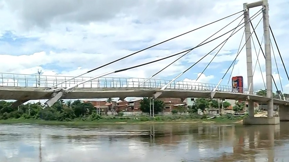Suporte de ponte para pedestre se rompe em Sobral — Foto: TV Verdes Mares/Reprodução