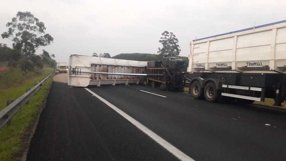 Carreta tombou na Rodovia João Hipólito Martins em Botucatu — Foto: Polícia Rodoviária / Divulgação 