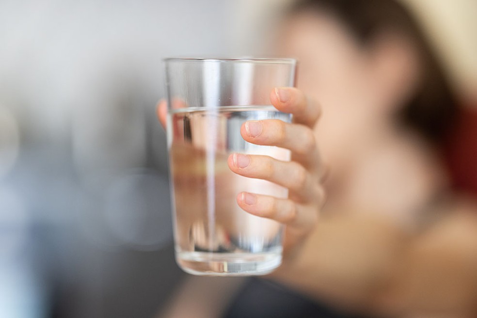 A importância da água: baixa ingestão prejudica saúde intestinal e pode causar dores de cabeça — Foto: Reprodução da Internet