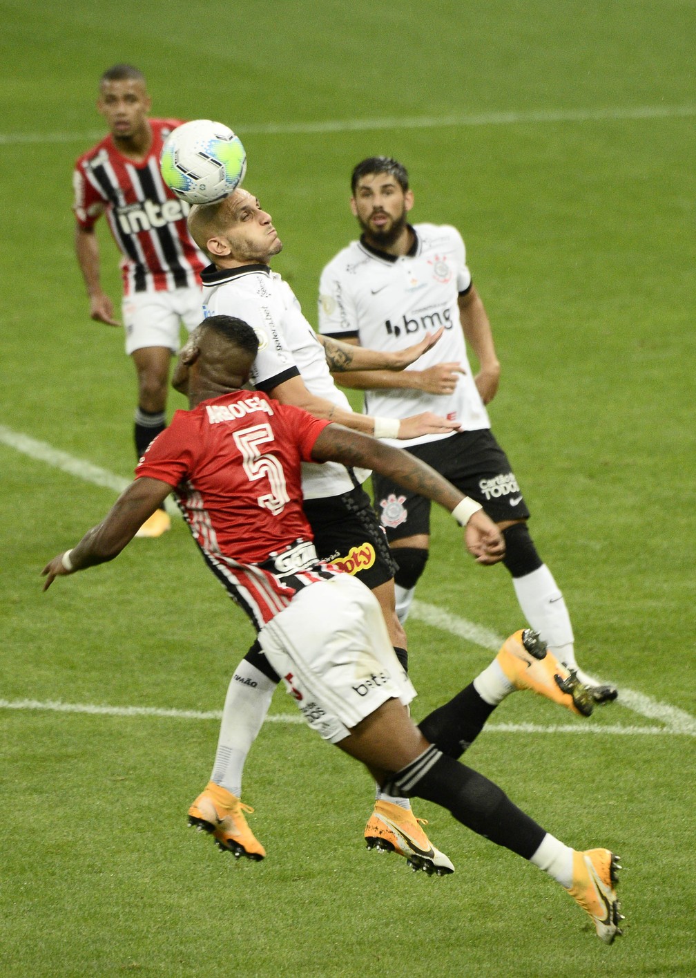 Fábio Santos destaca preparação do Corinthians para clássico e afirma: 