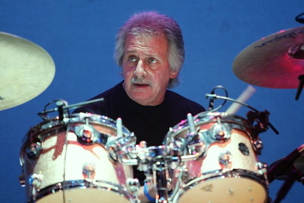 O músico Pete Best, primeiro baterista dos Beatles, em um show recente (Foto: Getty Images)