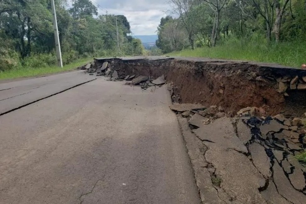 Cratera abre em rodovia de SC — Foto: Defesa Civil / Divulgação