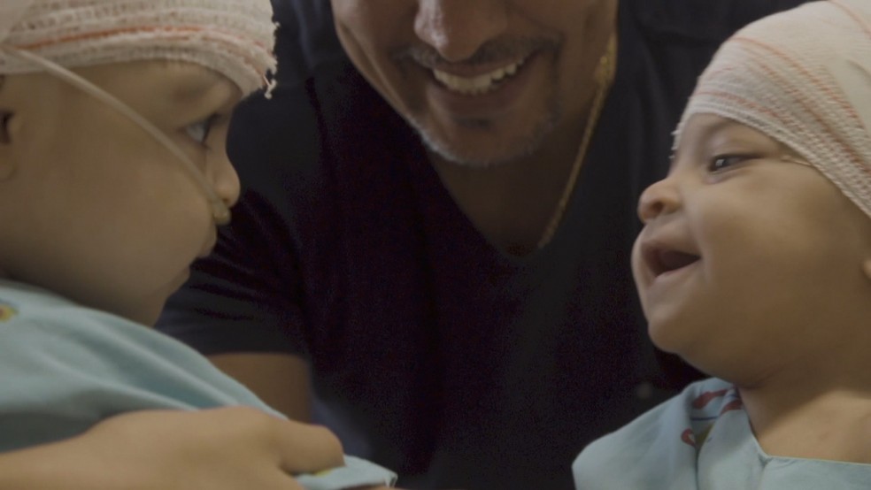 Gêmeas Lis e Mel se reencontram pela primeira vez depois de cirurgia inédita em Brasília  — Foto: TV Globo/Reprodução 