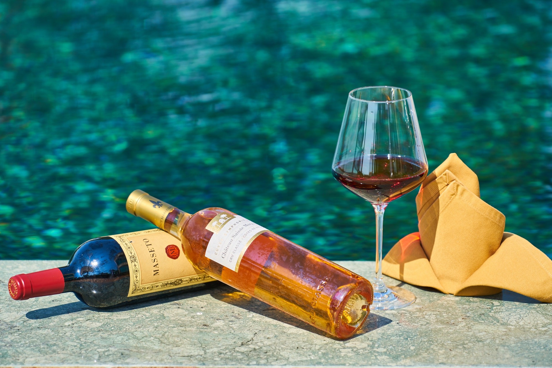 Confira dicas para escolher o vinho ideal para dias quentes no verão  (Foto: Pexels / Engin Akyurt / Creative Commons)