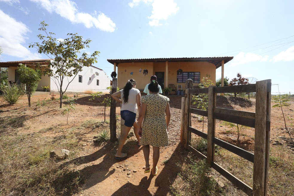 Famílias retornam para as casas no entorno da barragem de Jati, no interior do Ceará.  — Foto: Kid Junior/SVM