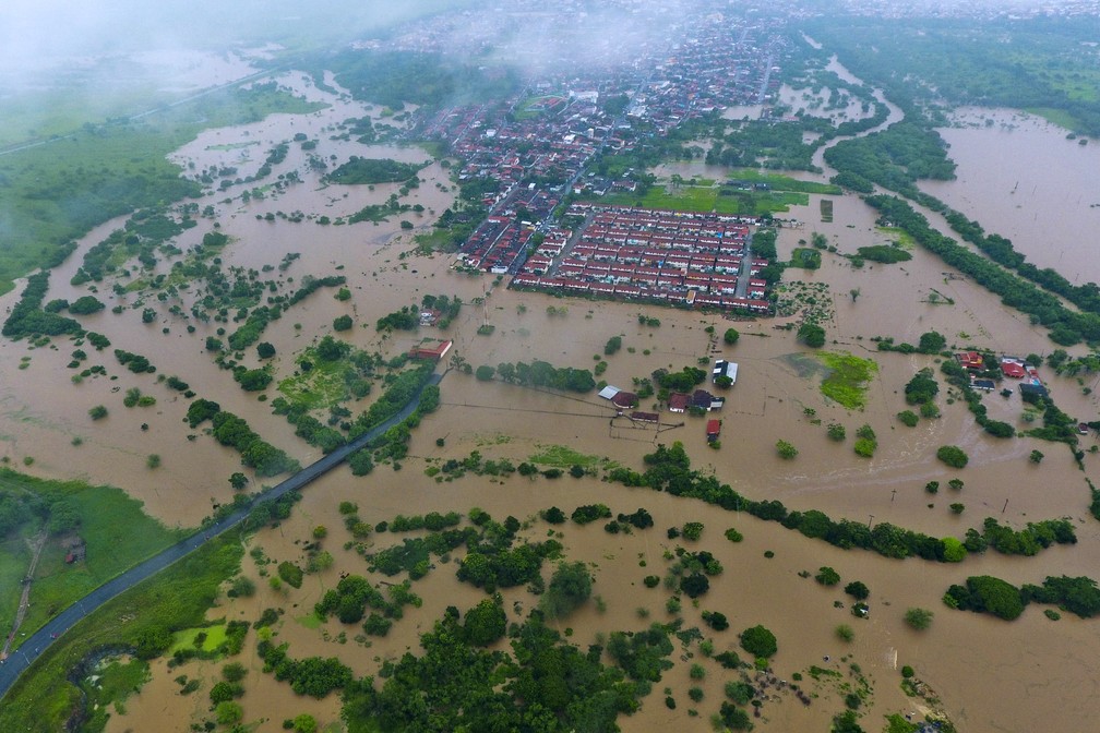 Foto aérea das enchentes causadas por fortes chuvas em Itapetinga, no sul da Bahia, no domingo (26)  — Foto: Clewton Dias/G4TV Drones/AFP