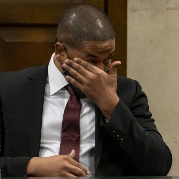 Jussie Smollett chora após ser sentenciado a 5 meses de prisão após forjar ataque (Foto: Getty Images)