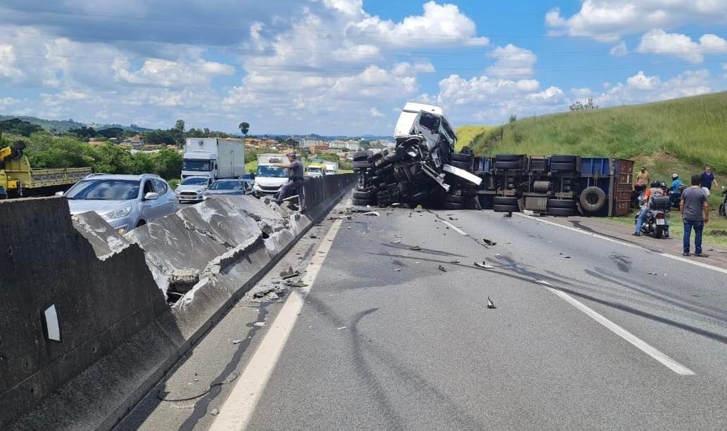 Carreta tomba em Valinhos e interdita pista da Rodovia Anhanguera no sentido capital