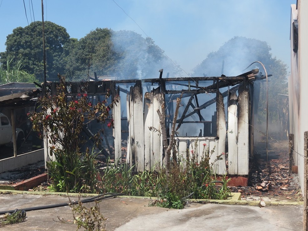 Incêndio destruiu residência de madeira em Dracena (Foto: Jorge Zanoni/Cedida)