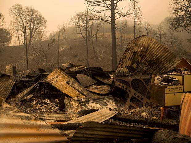 Destroços de cabana são vistos no Parque Nacional Kings Canyon, na Califórnia, após incêndio florestal (Foto: REUTERS/Max Whittaker)