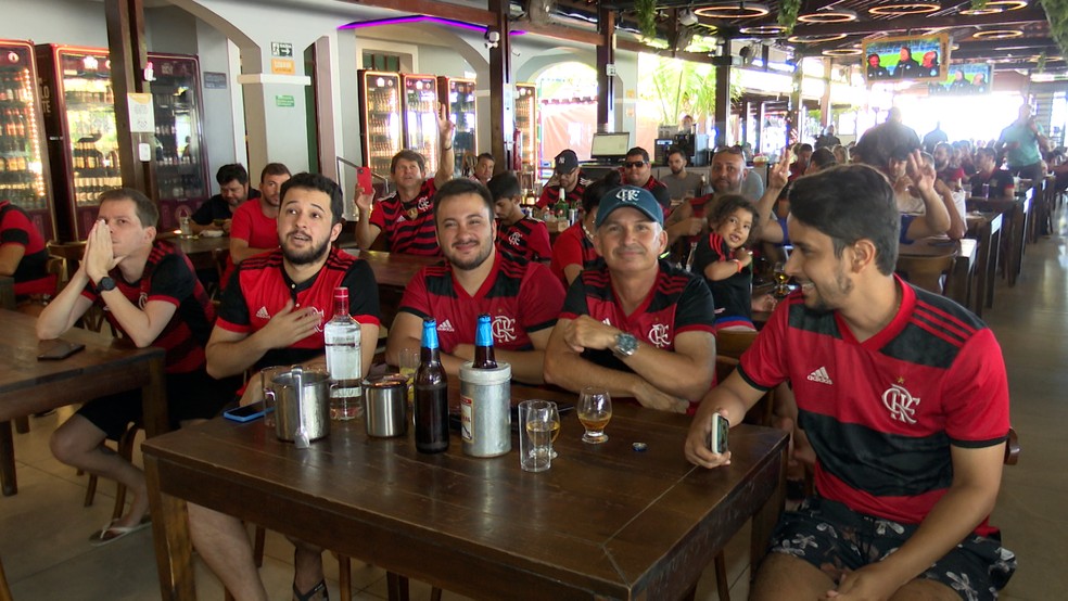 Torcida do Flamengo lota bares e restaurantes em Jo�o Pessoa � Foto: Reprodu��o/TV Cabo Branco