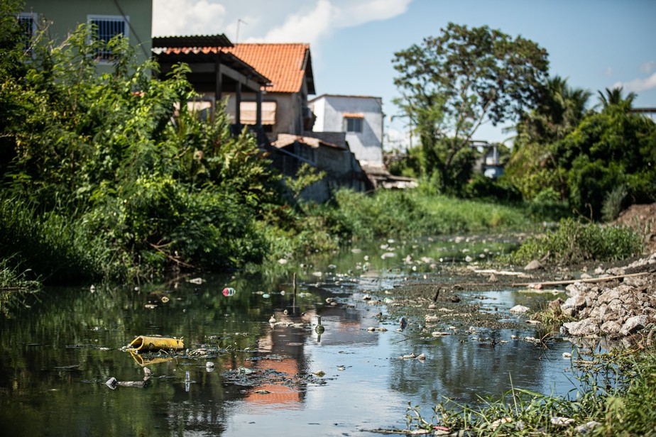 Córrego em São Gonçalo (RJ) repleto de esgoto e lixo